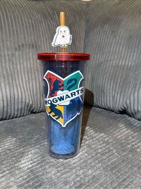 HOGWARTS Crest Tumbler with Red Lid and Gold Straw & Hedwig Topper